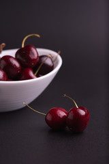 Cereza roja en fondo negro
