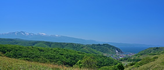 Fototapeta na wymiar 遊歩道から見た積丹岳の雄姿と港町のコラボ＠積丹岬、北海道