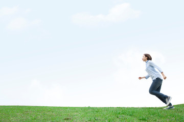 芝生で走る女性