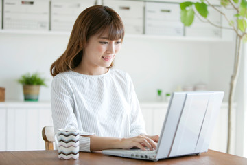 Obraz na płótnie Canvas ノートパソコンを操作する女性