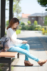 Fototapeta premium スマートフォンを操作する女性
