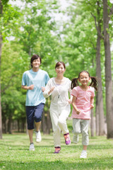 ジョギングをする家族3人