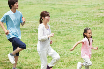ジョギングをする家族3人