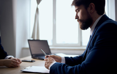 Fototapeta na wymiar businessman working on laptop in an office