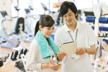 インストラクターと話す女性