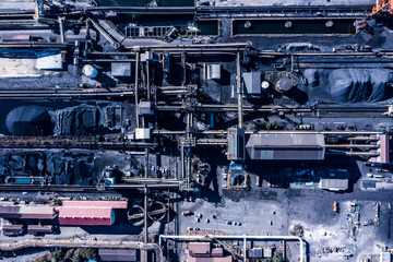 複数のパイプラインが繋がる工場の俯瞰