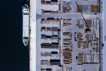 運送会社の船が停まっている港　俯瞰