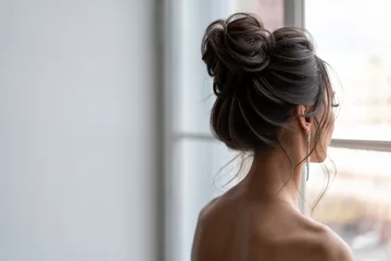 Fototapeten Haare machen mit einem eleganten Brauthaar-Accessoire. Hochzeitsfrisur für Mädchen © Денис Бухлаев