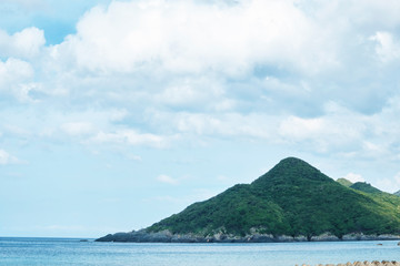 三角の小さな山と海