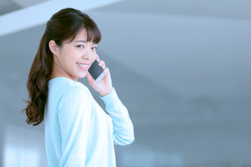 スマートフォンで話す女性