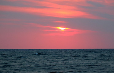 Obraz premium evocative immagine of sunset over the sea with red sun