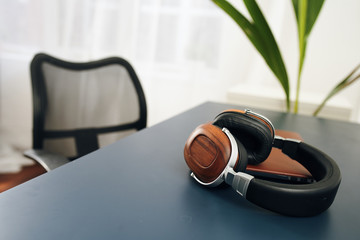 Obraz na płótnie Canvas headphones on desk