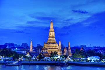 Naklejka premium Bangkok city ,Thailand - April 15, 2019:Night time view of Wat Arun (Temple) across Chao Phraya River in Bangkok, Thailand 