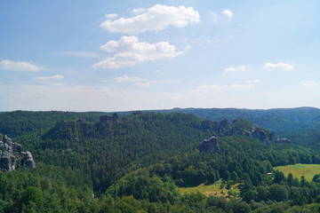 Fototapeta na wymiar Blick auf die Felsen der Sächsischen Schweiz von der Bastei in Rathen