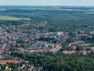 Fototapeta na wymiar vue aérienne de la ville d'Abbeville et sa cathédrale dans la Somme en France