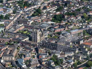 Naklejka premium vue aérienne de la ville d'Abbeville et sa cathédrale dans la Somme en France