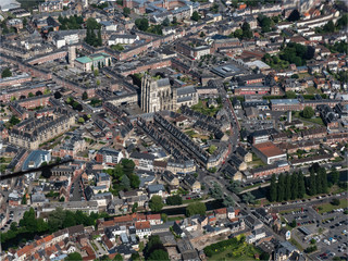 vue aérienne de la ville d'Abbeville et sa cathédrale dans la Somme en France