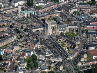 vue aérienne de la ville d'Abbeville et sa cathédrale dans la Somme en France