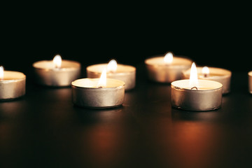 Fototapeta na wymiar the light of the candle illuminates the darkness