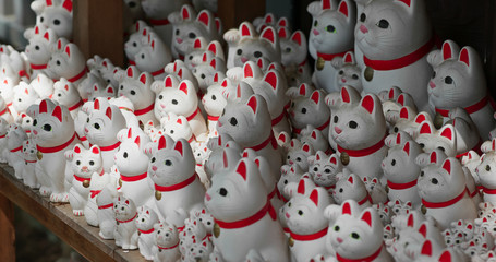 Fototapeta na wymiar Gotokuji Shrine with lots of cat statues