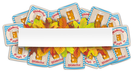 Oktoberfest Banner mit Bierdeckeln, Herbstlaub und einem Papierzettel für den Text