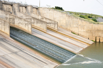 Dam with less water due to drought.