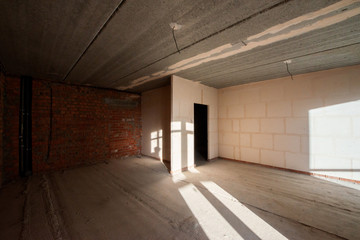 Obraz premium Opróżnij duże mieszkanie po budowniczych bez naprawy. Rozpocznij remont. Nowy dom.