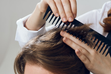 Naklejka premium hairdresser cuts hair