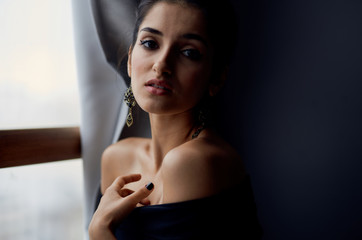 Naklejka premium woman near window