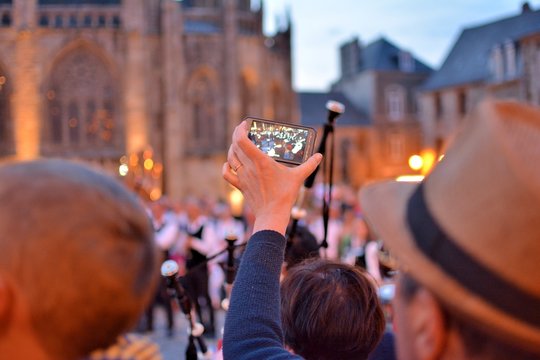 Ecran d'appareil photo filmant une fête bretonne à Tréguier