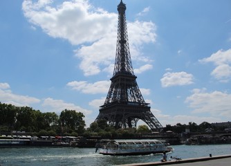 Fototapeta na wymiar Vue de la Tour Eiffel depuis les quais de seine
