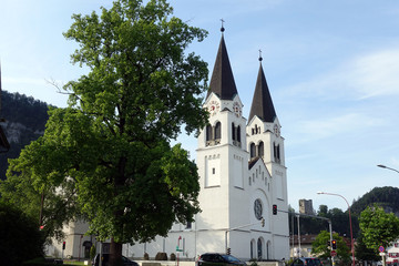 Fototapeta na wymiar Götzis Kirche und Ruine Montfort