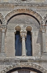 Cattedrale di San Pietro di Sorres, Borutta, Sardegna, Italia. Bifora sulla facciata
