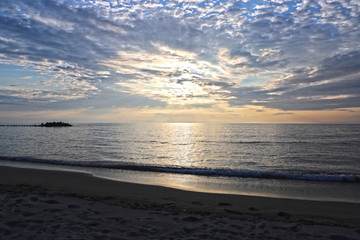 【山形県 日本の観光名所】庄内砂丘・湯野浜海岸の夕暮れ