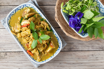 Green curry (Kaeng kheiyw hwan)