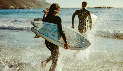 Surfers going for water surfing - obrazy, fototapety, plakaty