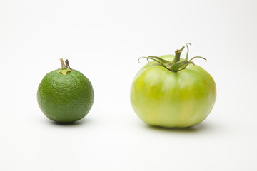 Tomate verde y naranja verde, les falta maduración. 