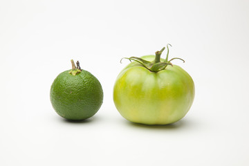 Tomate verde y naranja verde, les falta maduración. 