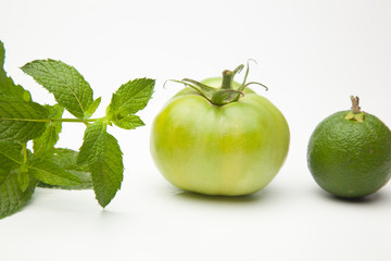 Tomate verde y hierba de la menta, hojas de menta y tomate verde