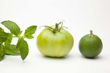 Menta, tomate verde y naranja verde, tres estados del color verde, tres intensidades. La menta es una hierva que verde es su color correcto. Tomate verde le falta maduración su color correcto sería el