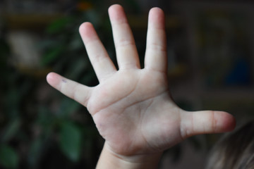 child hand is showing five fingers