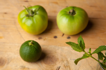 Tomate, menta y naranja verde, tres productos de color verde, tres tonalidades de color verde. La menta es una hierba