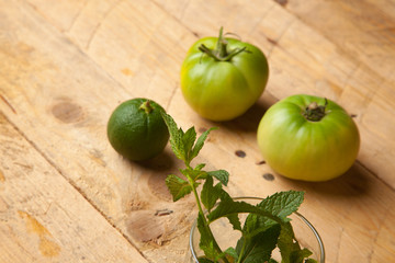 Tomate, menta y naranja verde, tres productos de color verde, tres tonalidades de color verde. La menta es una hierba