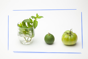 Tomate, menta y naranja verde, tres productos de color verde, tres tonalidades de color verde. La menta es una hierba
