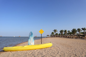 Surfbrett und Kanu vor traumhaftem Strand