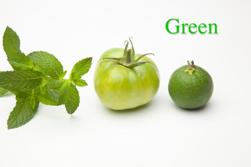 Frutas y hierba de menta de color verde. Productos agrícolas de color verde. Una naranja verde, menta y un tomate verde