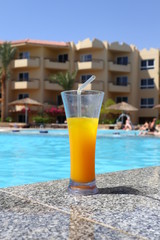 Cocktail an der Poolbar