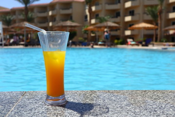 Cocktail an der Poolbar