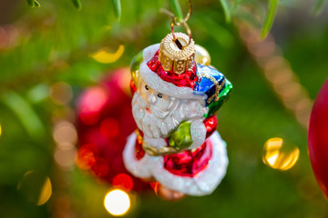 Christbaumkugel in Weihnachtsmannform mit Bokeh