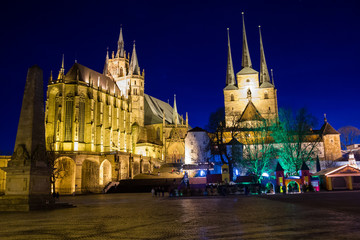 Erfurter Dom und St. Severi mit Weihnachtsdorf